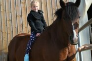 Mädchen reitet auf Pferd ohne Sattel