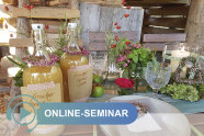 Schön dekorierter Frühstückstisch; Schriftzug Online-Seminar