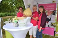 3 Personen stehen an einem Messestand