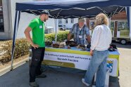 Interessierte Besucher am Stand der Forstverwaltung