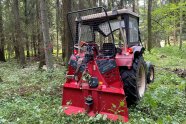 Schlepper mit Seilwinde im Wald
