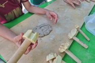 Kinder drücken mit Fährtenstempel Rehfährte in Ton