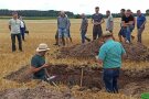 Bodenansprache am Bodenprofil des Versuchsfeldes durch die Pflanzenbauer des AELF Ansbach