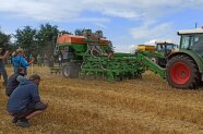 Traktor mit landwirtschaftlichem Gerät auf Feld