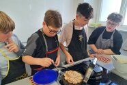 Vier Schüler buken mit Begeisterung Waffeln.