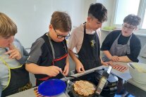 Vier Schüler buken mit Begeisterung Waffeln.