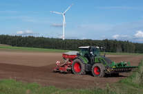 Schlepper mit Sämaschinenkombination bei der Herbstaussaat